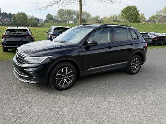 Vaurioauto  passenger cars Volkswagen Tiguan eHybrid / Automaat 2022/9