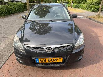 Vaurioauto  passenger cars Hyundai I-30 1.4i dynamic 2009/8