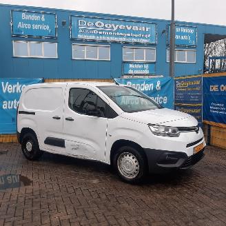 Vaurioauto  passenger cars Toyota ProAce PROACE CITY 1.5 D-4D Live 2023/8