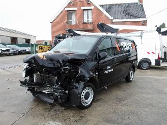 krockskadad bil bedrijf Mercedes Vito 114 2022/4