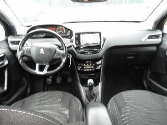 Peugeot 208 1.2 PURE TECH picture 2