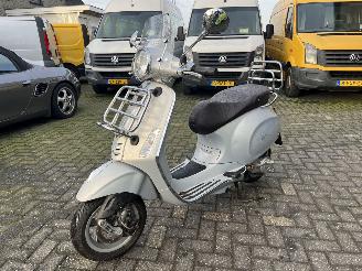 Vaurioauto  scooters Piaggio  VESPA PRIMAVERA SNORSCOOTER 2016/3