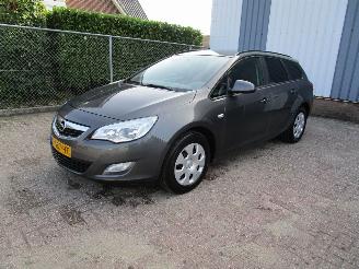 Vaurioauto  passenger cars Opel Astra 2.0 CDTI Navi Clima 6-Bak 2011/10