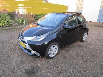 Vaurioauto  passenger cars Toyota Aygo Cabrio Navi Airco 2016/7