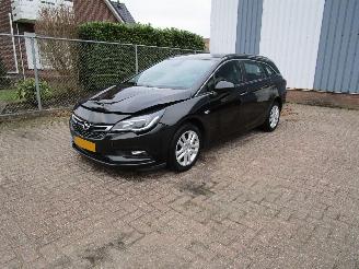 Vaurioauto  passenger cars Opel Astra 1.6 CDTI Navi Clima 6-Bak 2016/9