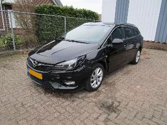 Damaged car Opel Astra 1.2 Nieuwe Motor Camera Navi 2021/11