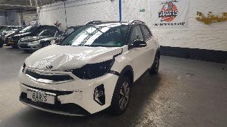 Voiture accidenté Kia Stonic 1.0i T-GDi 12V ECO-DYNAMICS+ SUV  HYBRID 998CC 74KW 101PK 2021/3