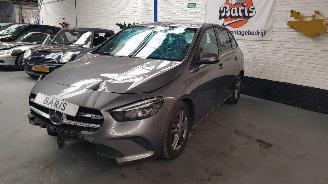 Vaurioauto  passenger cars Mercedes B-klasse 1.3 B-160 TURBO 16V  BENZ 1.332CC 80KW 109PK 2020/10