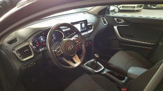 Kia Ceed 1.4 T-GDI 16V 4DRS BENZ 1.353CC 103KW 140PK picture 9