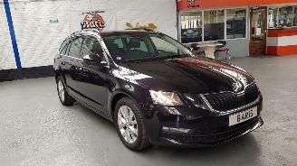 Voiture accidenté Skoda Octavia 1.0 TSI 12V COMBI 4DRS BENZ 999CC 85KW 116PK 2020/9