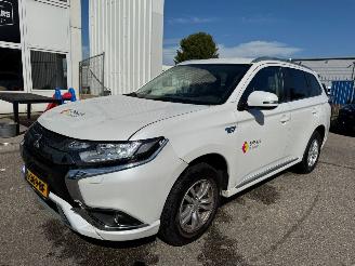 Unfallwagen Mitsubishi Outlander 2.4 PHEV Pure AUTOMAAT 2021/4