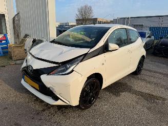 uszkodzony samochody osobowe Toyota Aygo 1.0 VVT-i x-play BJ 2014 142.605 KM 2014/9