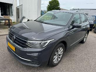 krockskadad bil auto Volkswagen Tiguan 1.5 TSIb life Bns 2022/1