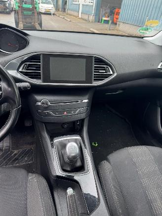 Peugeot 308 SW 1.6 BlueHDI Blue Lease Executive Pack picture 15