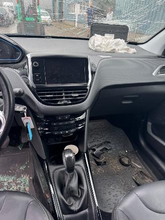Peugeot 2008 1.2 PureTech GT-line picture 14