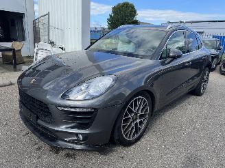 Vaurioauto  passenger cars Porsche Macan 2.0 2017/10