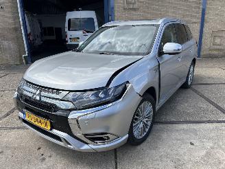 Voiture accidenté Mitsubishi Outlander 2.4 PHEV INTENSE + 2019/2