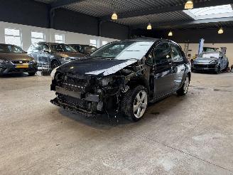 škoda osobní automobily Toyota Auris 1.8 Full Hybrid Dynamic 2012/2