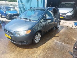 uszkodzony samochody osobowe Mitsubishi Colt Colt (Z2/Z3) Hatchback 1.3 16V 2010/2