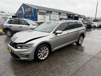 Unfallwagen Volkswagen Passat 1.4 GTE 115KW DSG Pano Clima Navi Led Connected Plus Series 2016/12