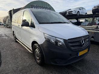 Vaurioauto  passenger cars Mercedes Vito 116 CDI Autom. 120KW Tourer 9-Pers Clima Lang Pro 9-Pers NAP 2022/10