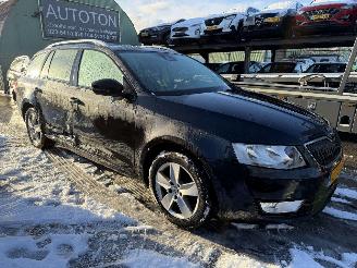 krockskadad bil auto Skoda Octavia 1.6 TDI 81KW Clima Navi Keyless Greenline Business NAP 2014/4