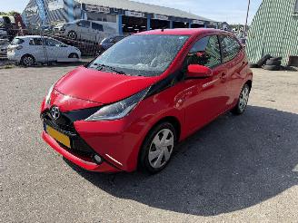 Schadeauto Toyota Aygo 1.0 VVT-I X-Play Airco Navi Led Camera 5-Drs 2015/9