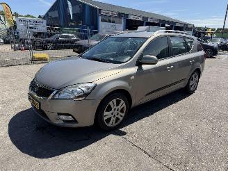 krockskadad bil auto Kia Cee d 1.4 CVVT 66KW Clima X-Executive NAP 2010/11