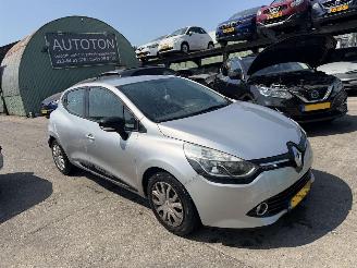 uszkodzony samochody osobowe Renault Clio 0.9 TCE 66KW Navi Airco Authentique 5-Drs 2015/9