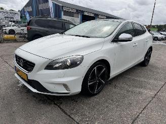 skadebil auto Volvo V-40 1.6 T3 110KW R-Design Pano Clima Navi Xenon NAP 2014/3