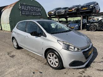 Voiture accidenté Peugeot 208 1.2 60KW Active Navi Airco 5-Drs 2016/5