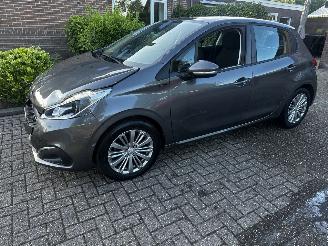skadebil auto Peugeot 208 1.2 THP 110 signature 2019/1