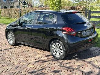 Peugeot 208 1.2 Signature picture 6