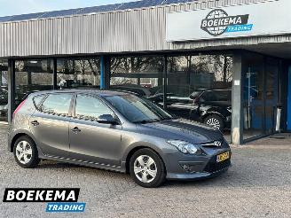 Vaurioauto  passenger cars Hyundai I-30 1.4i i-Motion Business Climate Stoelverw. 2011/5