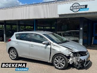 krockskadad bil auto Toyota Auris 1.8 Hybrid Executive Navigatie Climate Cruise PDC 2013/3