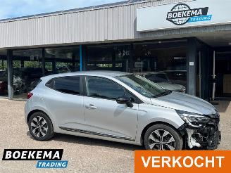 Schadeauto Renault Clio 1.6 E-Tech Hybrid 145 Evolution LED Navigatie Camera Stoel-Stuurverw. 2022/10