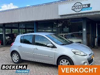 Damaged car Renault Clio 1.5 dCi Collection Airco Cruise 5-Drs 2011/10