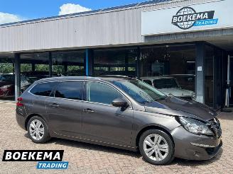 skadebil bedrijf Peugeot 308 SW 1.2 PureTech Executive Glazen-Dak Navigatie Climate Cruise 2015/6