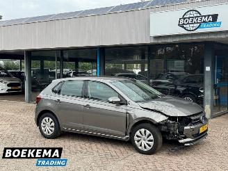 krockskadad bil auto Volkswagen Polo 1.0 Airco Cruise Carplay Comfortline 2020/10