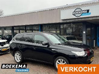 krockskadad bil auto Mitsubishi Outlander 2.0 PHEV Instyle Pano Keyless Navi Camera Stoelverw. 2013/12