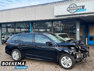 Coche accidentado Skoda Octavia Combi 1.0 e-TSI Business Edition Navigatie Cruise Lane-Ass 2024/1