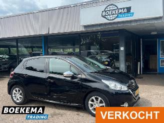 krockskadad bil auto Peugeot 208 1.2 VTi Oxygo Cruise Navi Clima Trekhaak 2014/1