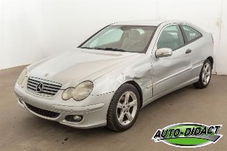 krockskadad bil auto Mercedes C-klasse C220 Clima Leder 2005/4