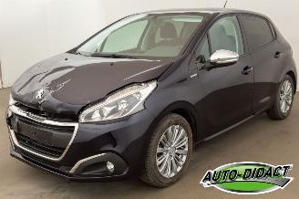 krockskadad bil auto Peugeot 208 1.2 Airco Navi 2017/10