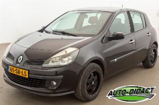 skadebil auto Renault Clio 1.4-16V 127.869 km Airco Dynamique Luxe 2006/4