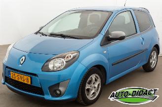 damaged passenger cars Renault Twingo 1.2-16V 66.591 km Airco Collection 2011/10