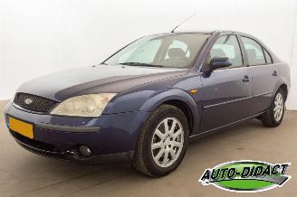 Vaurioauto  passenger cars Ford Mondeo 2.0-16V Trend Airco 2002/1