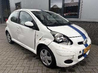 krockskadad bil auto Toyota Aygo 1.0 12V Xcite White 2009/11
