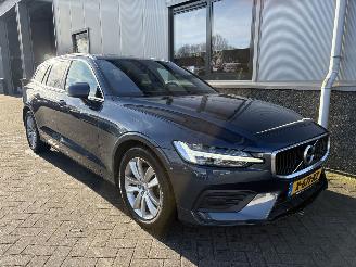 krockskadad bil auto Volvo V-60 2.0 D3 Momentum 2019/3