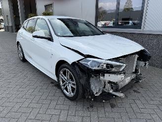 uszkodzony samochody osobowe BMW 1-serie 118I High Executive 2021/1